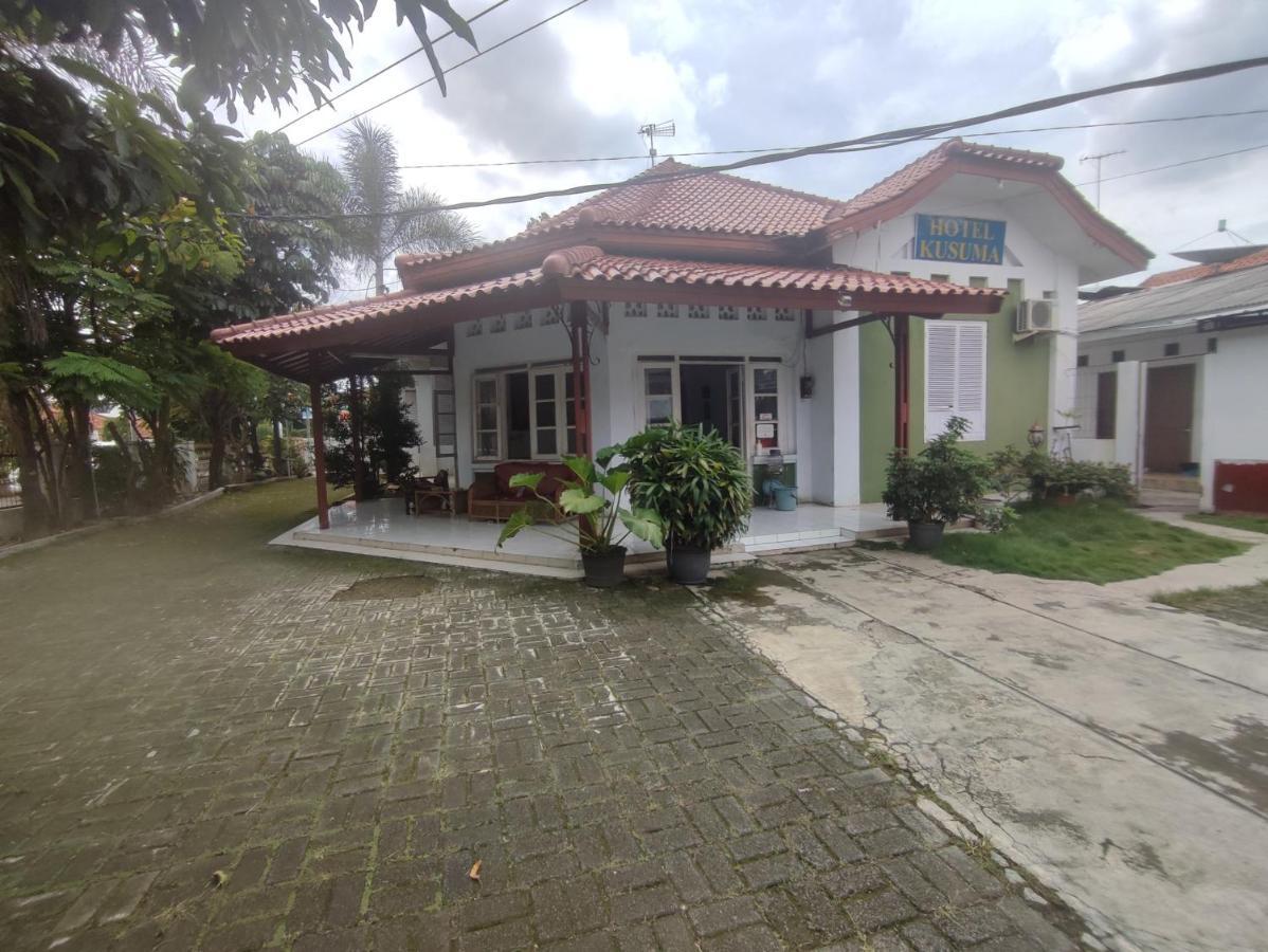كراوانغ Oyo 90865 Hotel Kusuma Purwakarta المظهر الخارجي الصورة